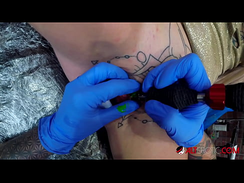 ❤️ Sully Savage-k izugarri tatuatu zuen klitorian tatuaje bat egin zuen ☑ Porno fb %eu.myteporn.ruan ️❤